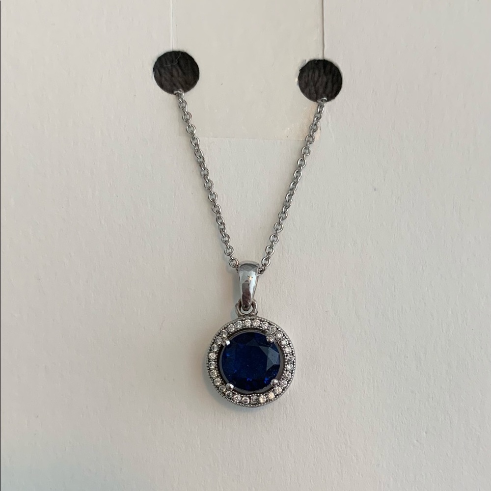 💙🤍💙BEAUTIFUL SAPPHIRE COLORED NECKLACE🦋